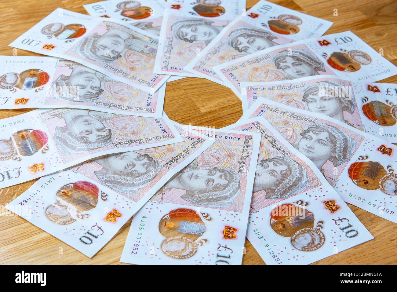 Dieci libbre note modellate intorno ad un cerchio, 10 £note Foto Stock