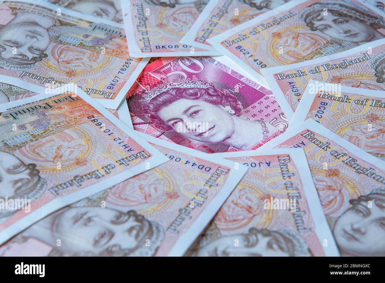 Cinquanta Pound nota circondato da dieci Pound Note reveling la testa delle regine, £50, £10 Foto Stock