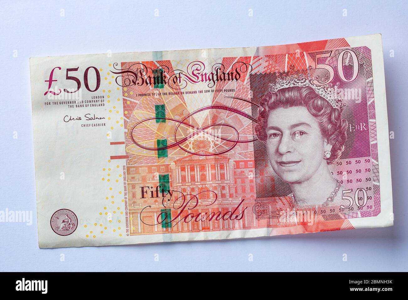 Una banconota da 50 libbre che si trova su uno sfondo bianco e semplice, banconota da £50 Foto Stock