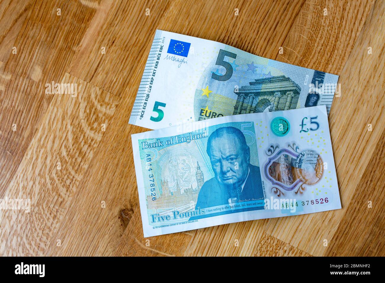 Banconote da cinque sterline e da cinque euro, in valuta britannica ed europea Foto Stock