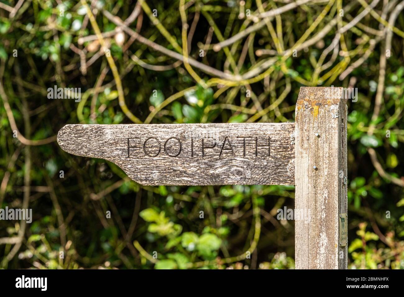 Vecchio segno di legno del sentiero, Upper Wield, Hampshire, UK Foto Stock