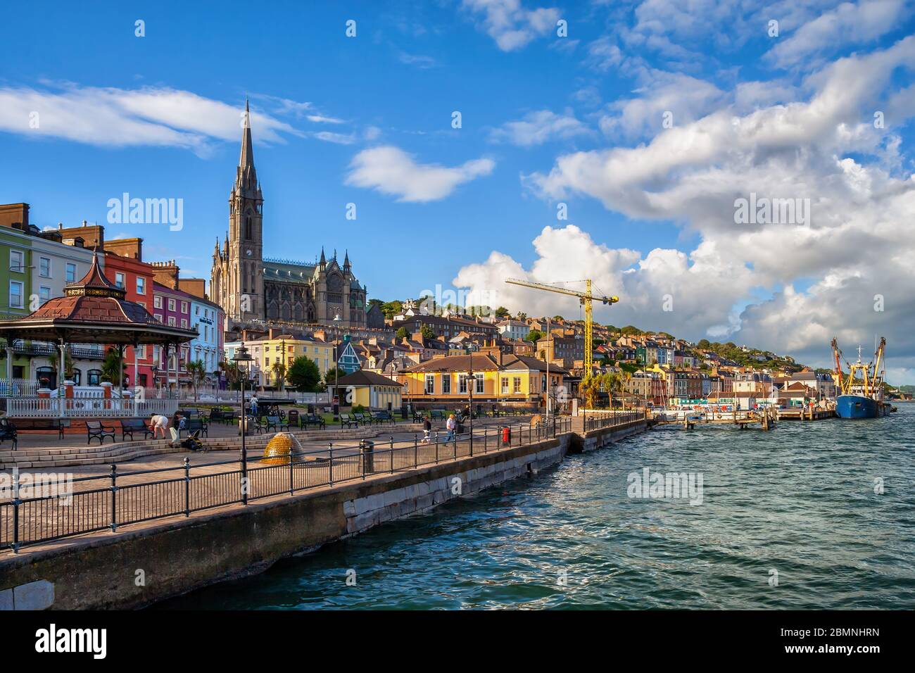 Città di Cobh in Irlanda, skyline sul mare, porto panoramico sulla costa meridionale della contea di Cork Foto Stock