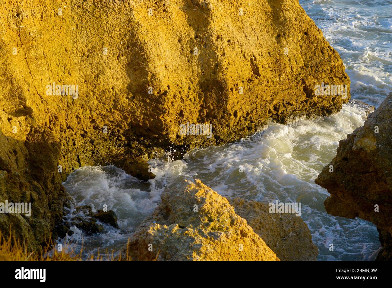 Spettacolari formazioni rocciose sulla costa di Sietskes sulla costa dell'Algarve Foto Stock