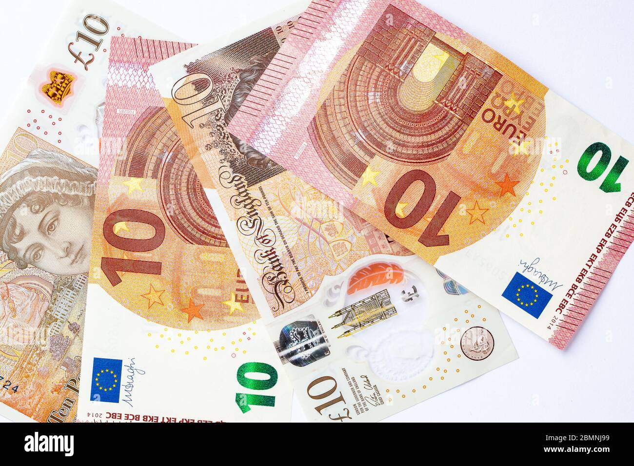 euro e sterline, dieci sterline e dieci banconote in euro Foto Stock