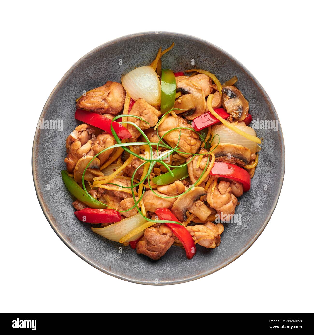 Pollo Tailandese zenzero o Gai Pad King in piastra grigia isolata su sfondo bianco. Il Gai Pad King è un piatto di cucina tailandese con carne di pollo, strisce di zenzero, Foto Stock