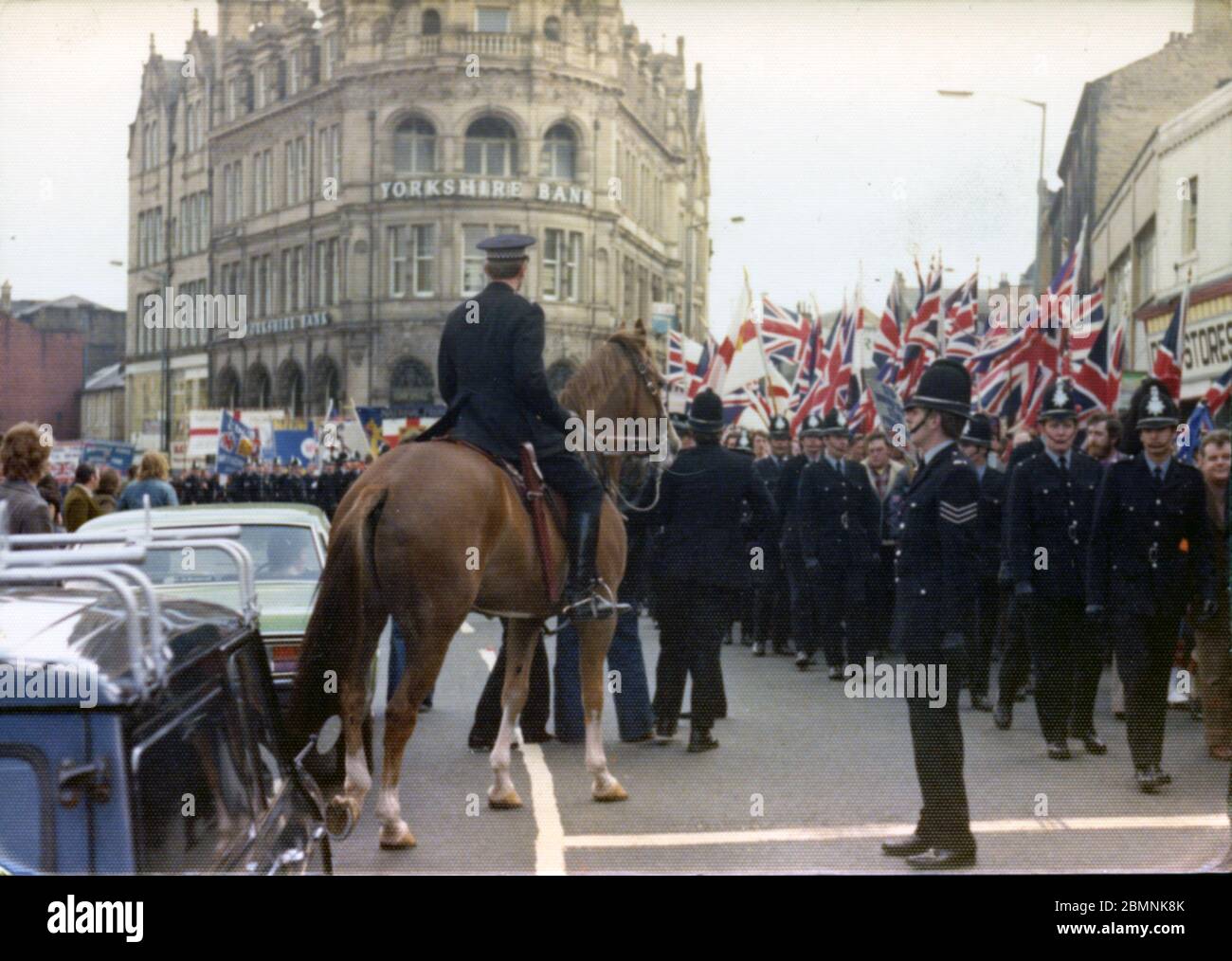 Marchers al fronte Nazionale (NF) marzo a Bradford il 24 aprile 1976 Foto Stock