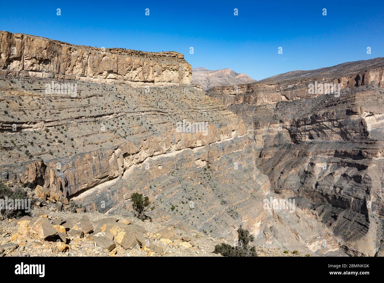 Vista sul fianco della montagna al balcone a piedi sopra Wadi Nakhar, Jebel Shams in Oman Foto Stock