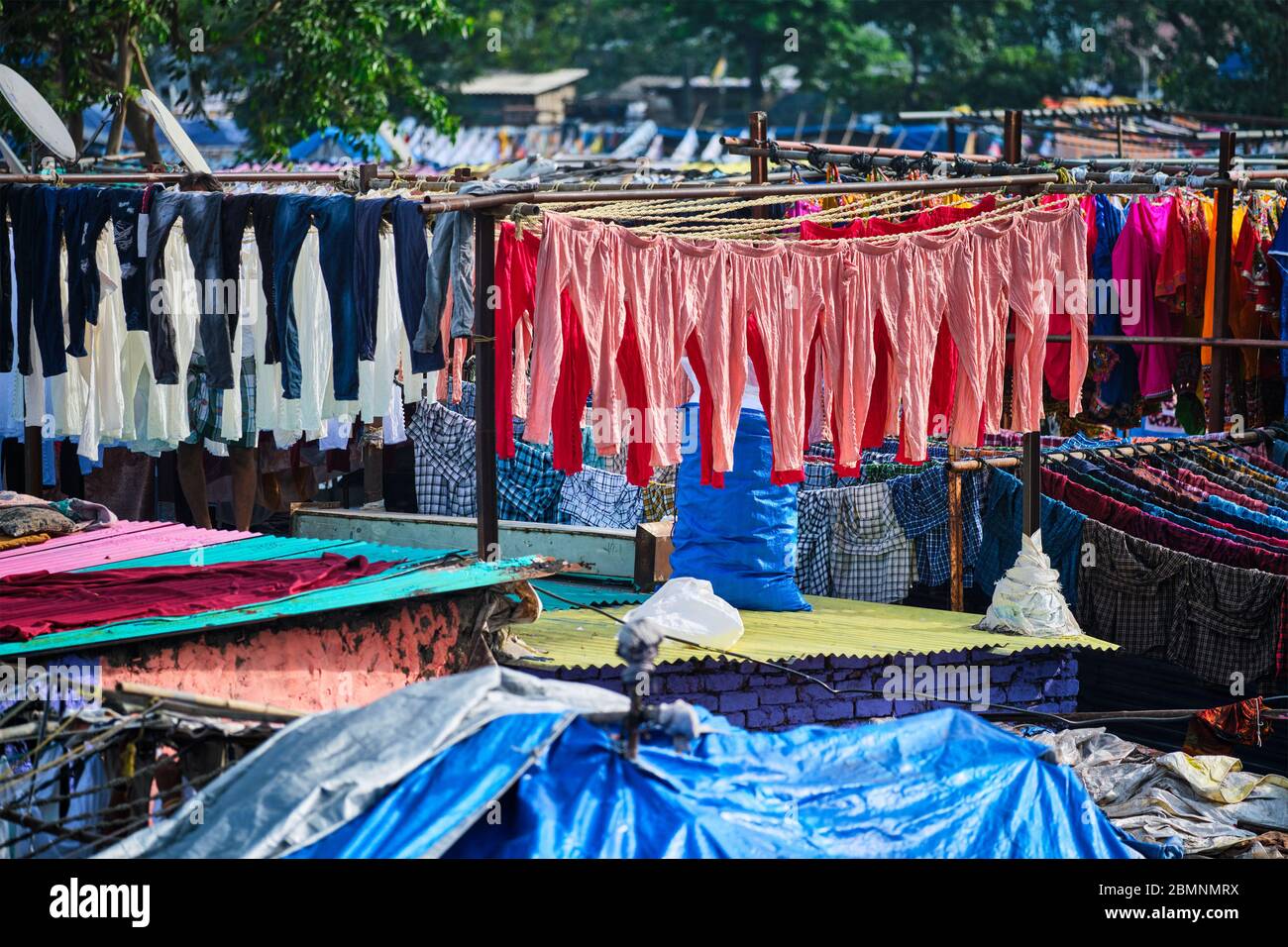 Dhobi Ghat è una lavanderia all'aperto lavoir a Mumbai, India, con lavanderia che asciuga su corde Foto Stock