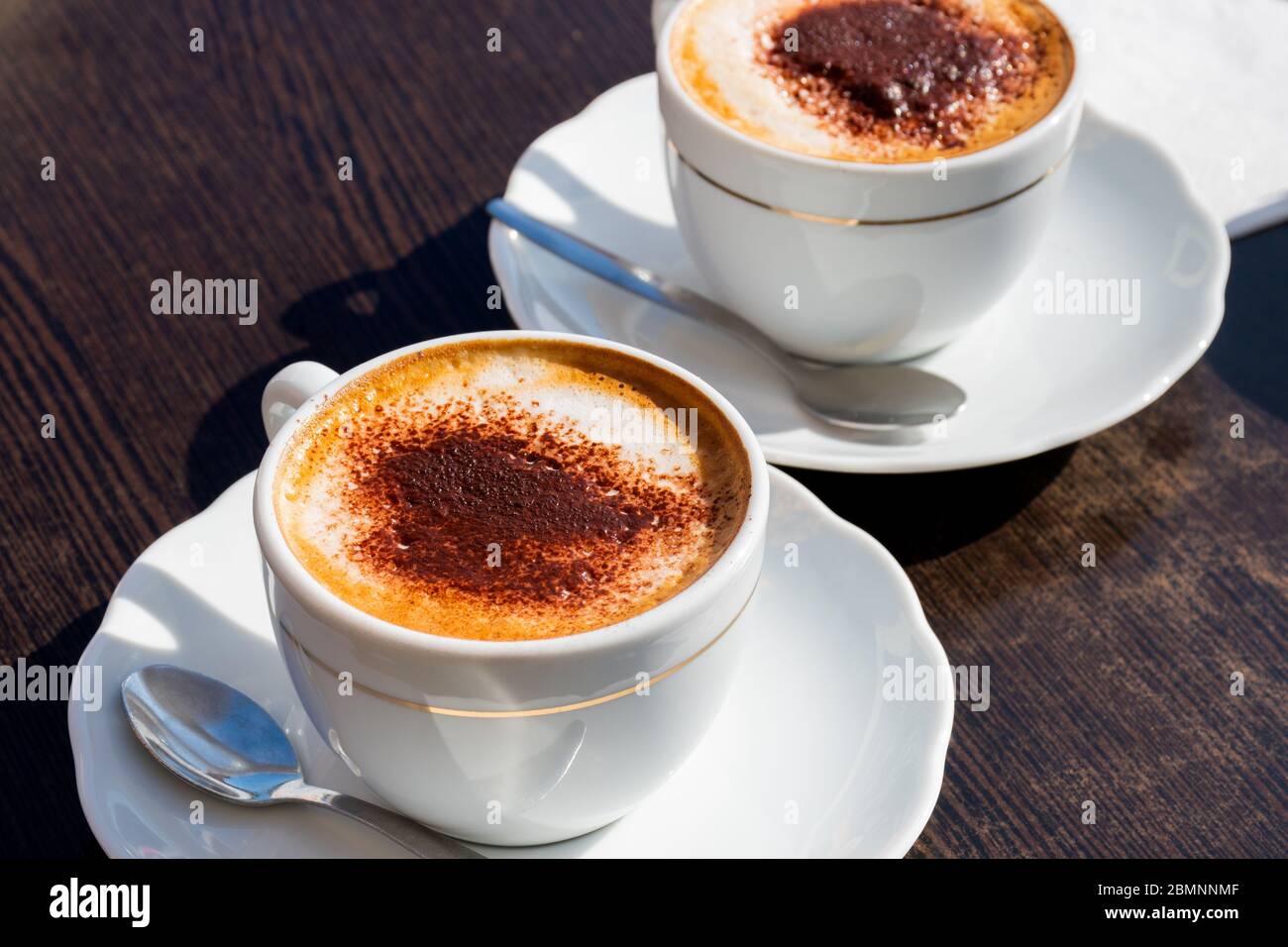 caffè al mattino, due tazze di espresso su tavolo in legno in caffetteria o  caffetteria Foto stock - Alamy