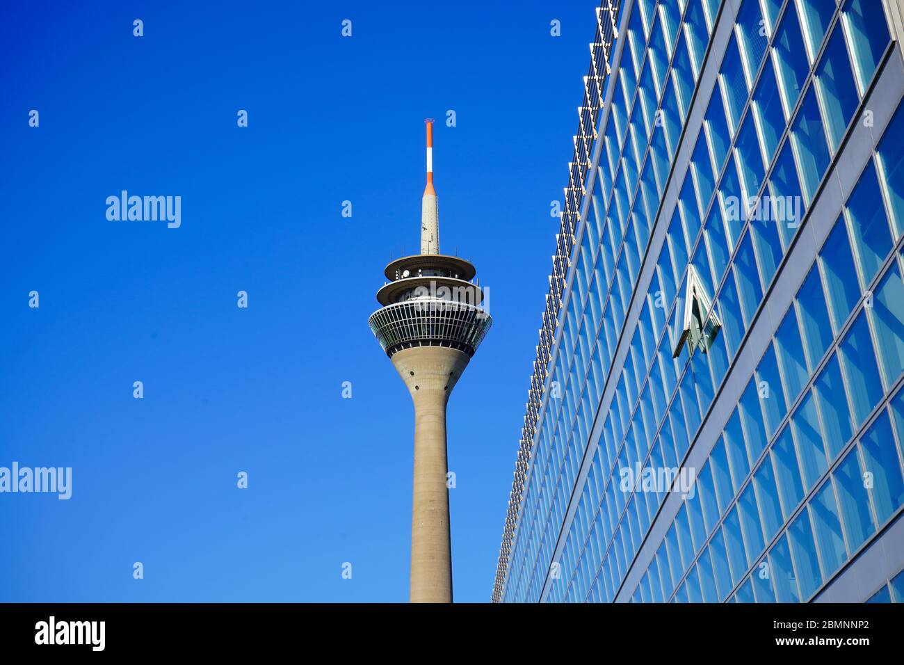 La Torre del Reno (in tedesco: Rheinturm). E' il punto di riferimento di Düsseldorf, costruito dal 1979 al 1982. E' l'edificio piu' alto di Düsseldorf. Foto Stock