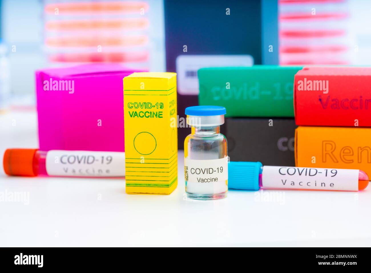 Una serie di medicinali in laboratorio medico per il coronavirus NCOV- 19 dal test PCR, test anticorpale, vaccino e farmaco antivirale remdesivir Foto Stock