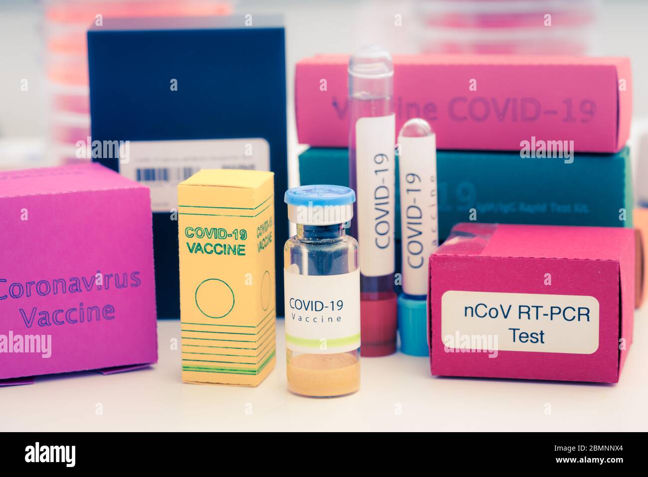 Una serie di medicinali in laboratorio medico per il coronavirus NCOV- 19 dal test PCR, test anticorpale, vaccino e farmaco antivirale remdesivir Foto Stock