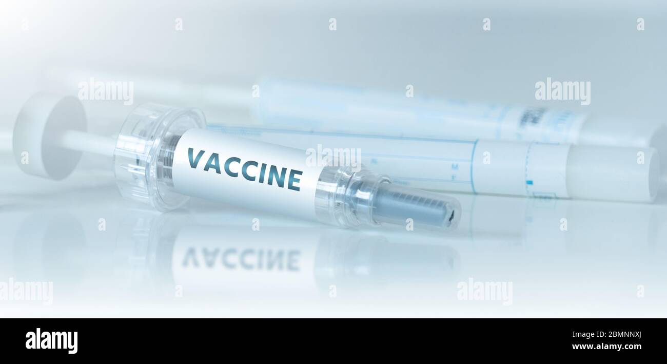 Siringa con la scritta "Vaccine". Vaccinazione contro il coronavirus Foto Stock