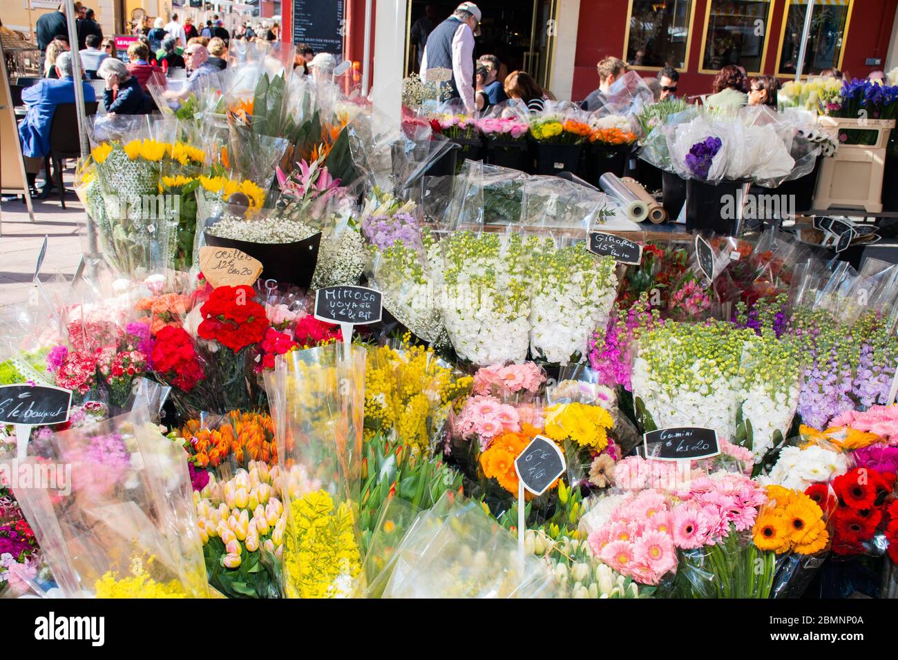 Nizza, Francia, 25 febbraio 2020: Fiori in vendita al mercato. Mercato dei fiori a Nizza Foto Stock