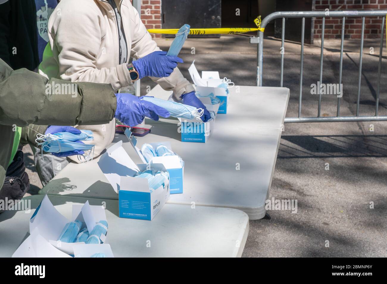 NEW YORK, NY - 10 MAGGIO 2020: Un volontario consegna maschere facciali libere dai parchi di NYC al parco di Astoria in mezzo al coronavirus (covid-19) pandemic. Foto Stock