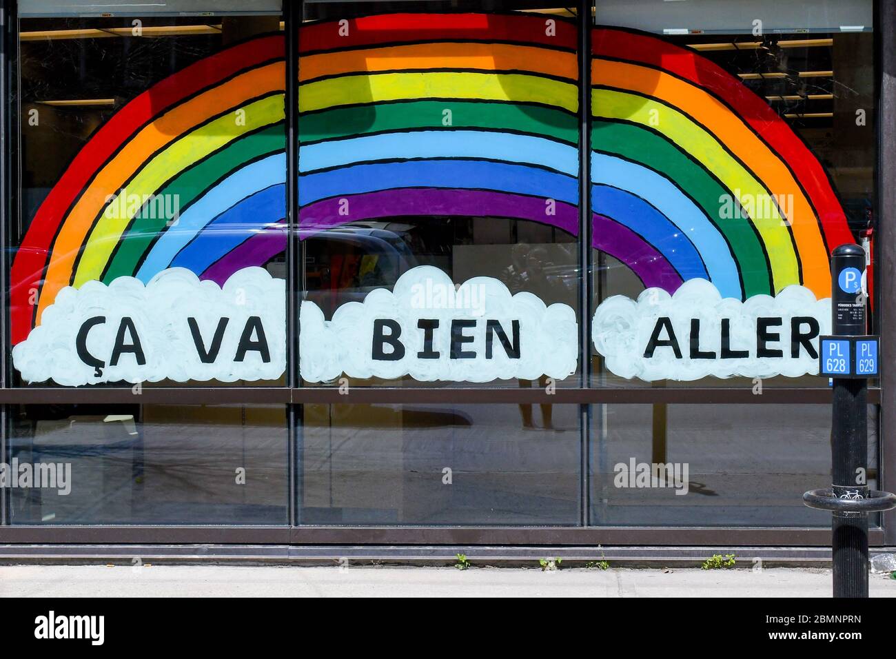 Disegno di un arcobaleno di speranza con le parole 'CA va bien aller' (sarà ok) scritto su una farmacia nel distretto di Mile End a Montreal. Covid 19 Global Pandemic Foto Stock