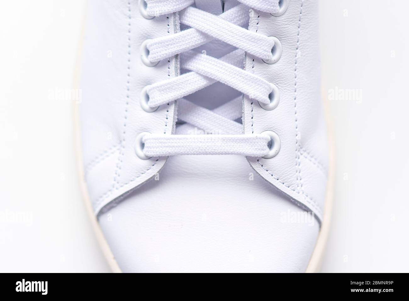 Scarpe da ginnastica bianche, stivale, scarpe con lacci, scarpe sportive da primo piano Foto Stock