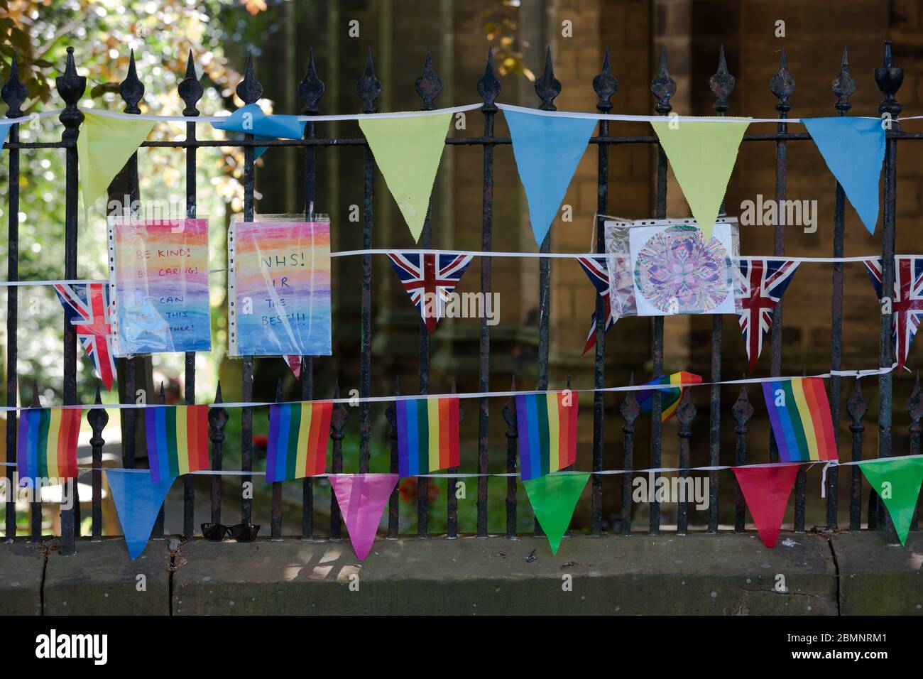 Holmfirth, Regno Unito - 7 maggio 2020: Coniglietto, bandiere e arcobaleni sulle ringhiere della chiesa nello Yorkshire occidentale. Foto Stock