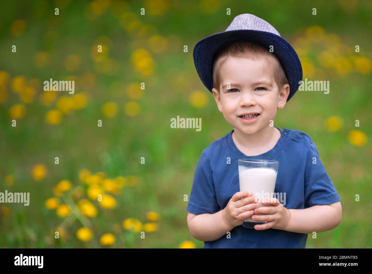 Little Boy bere latte Foto Stock