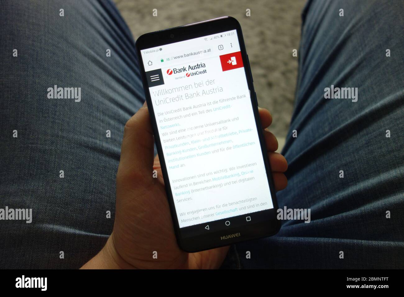 Viene visualizzato il sito Web di UniCredit Bank Austria AG, che detiene lo smartphone Huawei Foto Stock