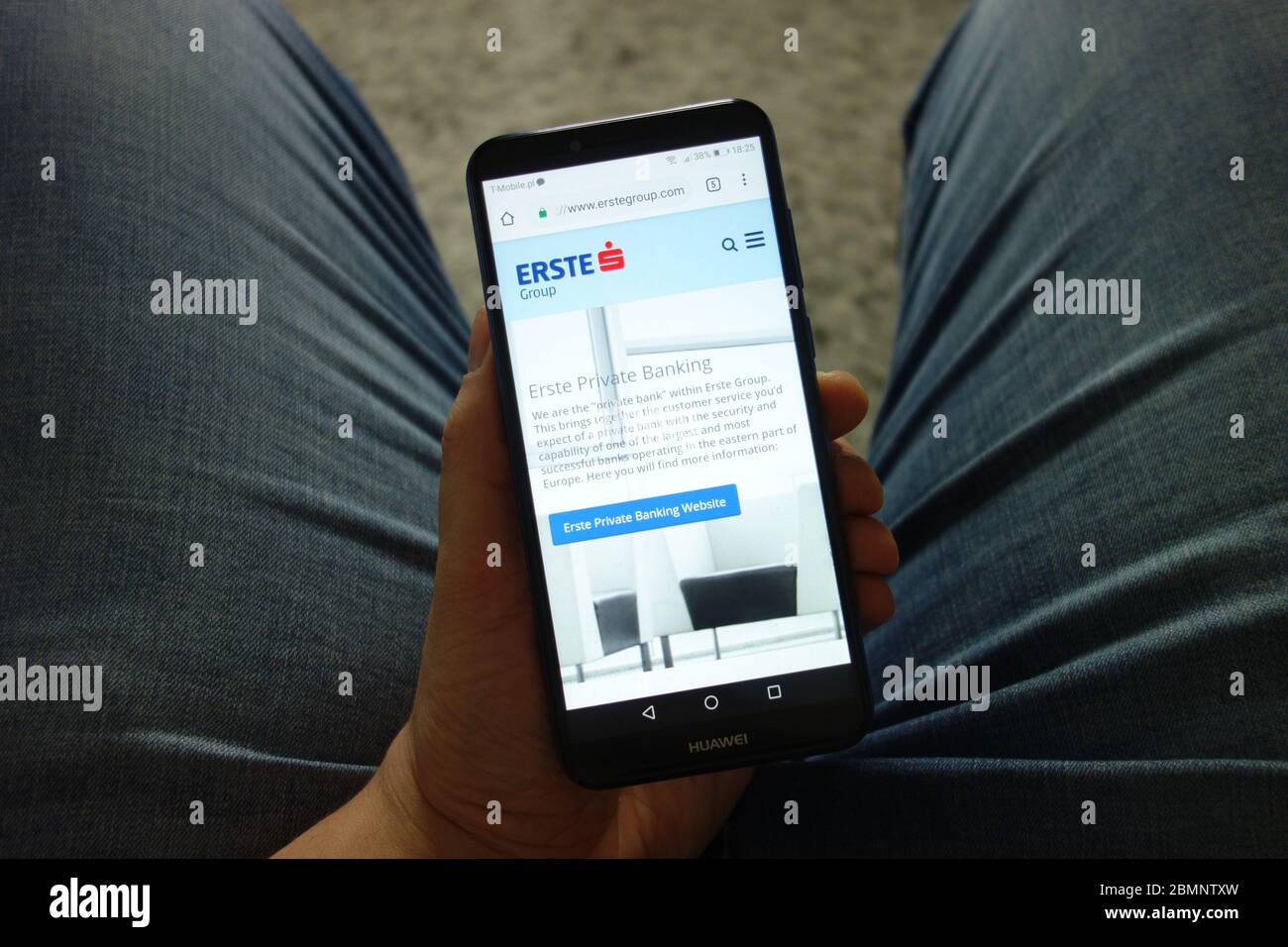 Viene visualizzato il sito Web di Erste Group Bank AG, che detiene lo smartphone Huawei Foto Stock