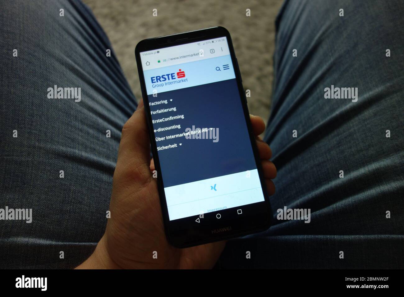 Viene visualizzato il sito Web di Erste Group Bank AG, che detiene lo smartphone Huawei Foto Stock