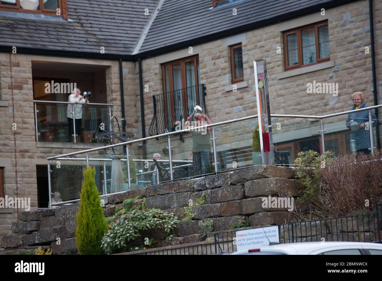 Si applaudono i lavoratori della NHS per il "clap per i nostri caregivers" a Holmfirth, West Yorkshire Foto Stock