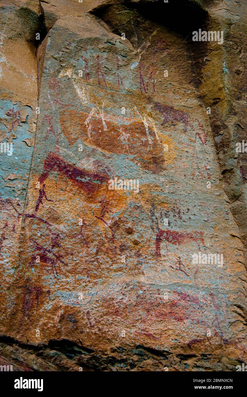 antichi dipinti di roccia di san nelle montagne di drakensberg, natale di kwazulu, sudafrica Foto Stock