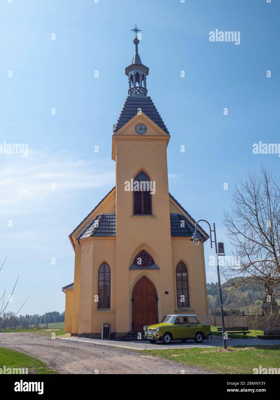 Hermanice contro Podjestedi, Repubblica Ceca , 17 aprile 2020. Chiesa di Sant'Antonio con berlina Trabant, prodotto nella Germania dell'Est. Foto Stock