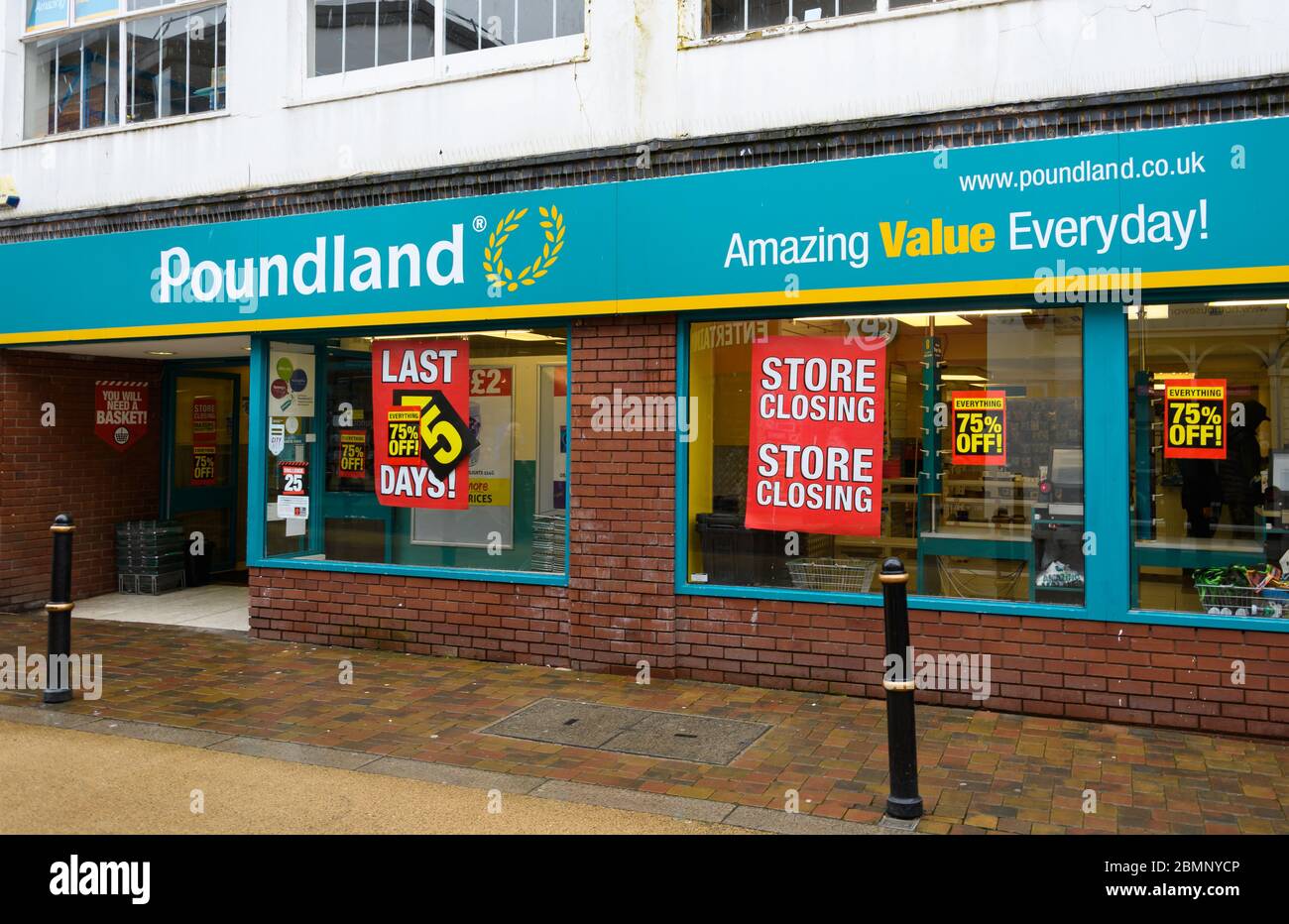 Worcester, Regno Unito - Marzo 15 2020: La facciata di Poundland sconto negozio di sterline sugli Shambles Foto Stock