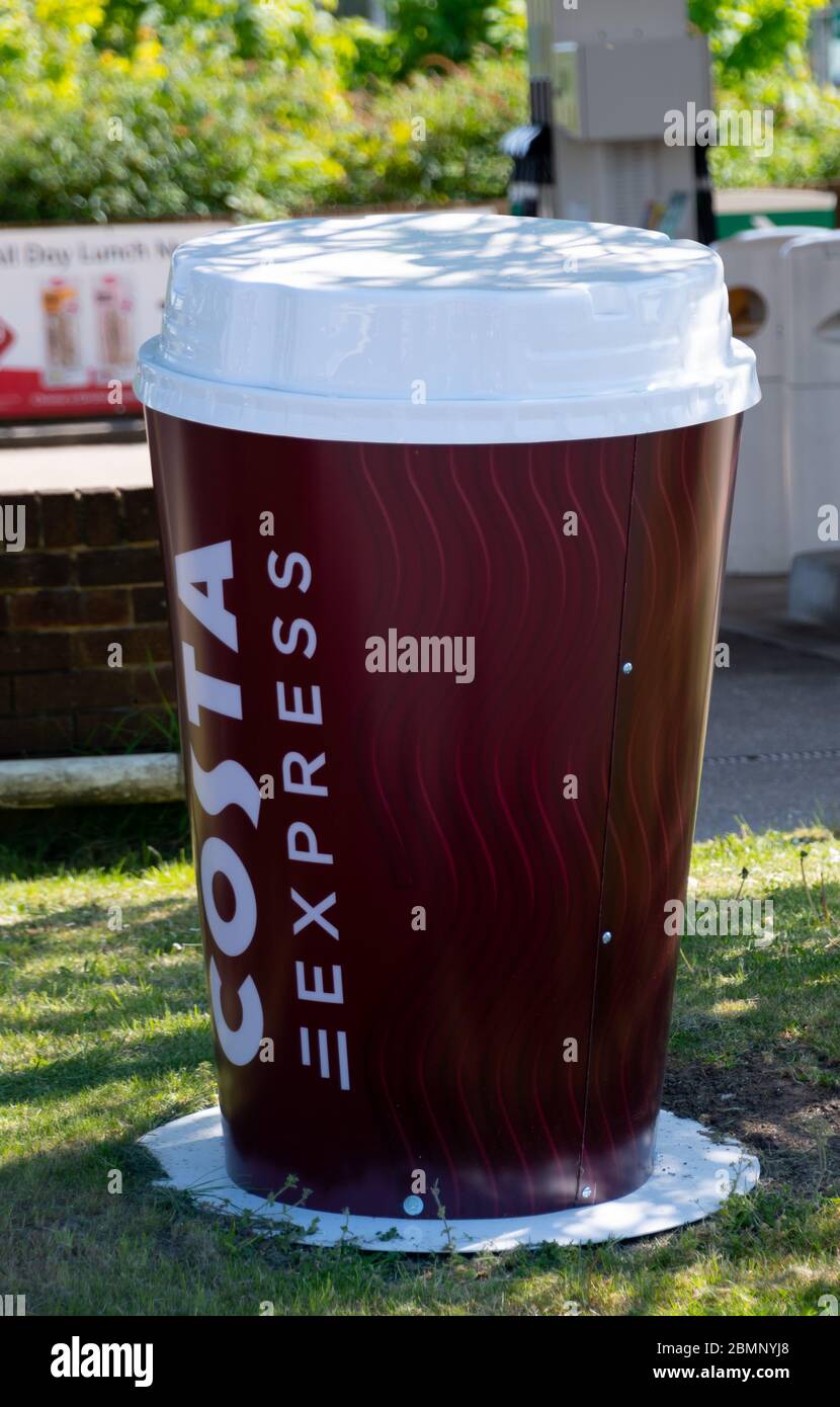 Reading, Regno Unito - Aprile 26 2020: Una tazza di caffè usa e getta gigante che fa pubblicità a Costa Coffee su Rose Kiln Lane Foto Stock