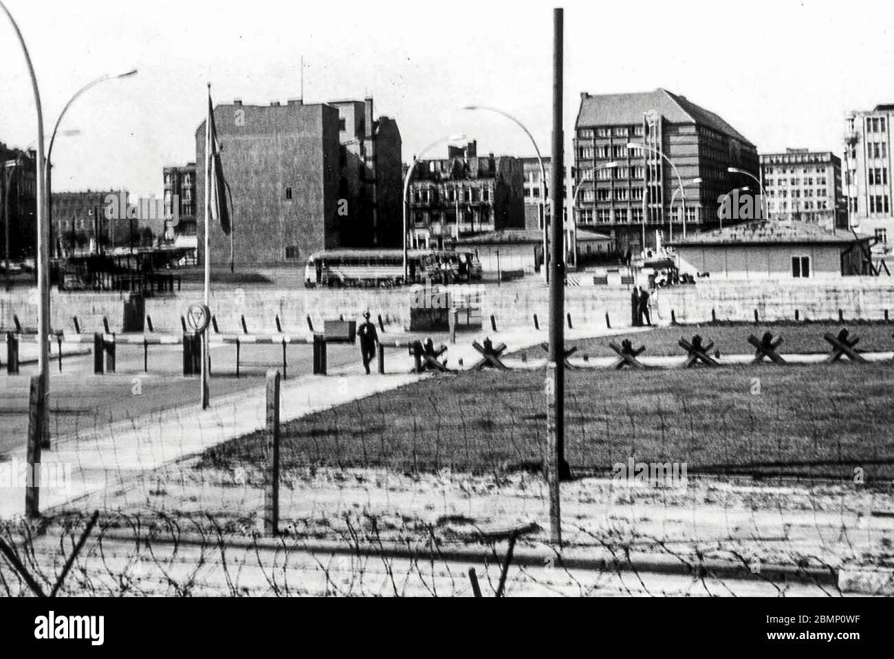 Checkpoint Charlie, Wet Berlin, nel 1963 Foto Stock