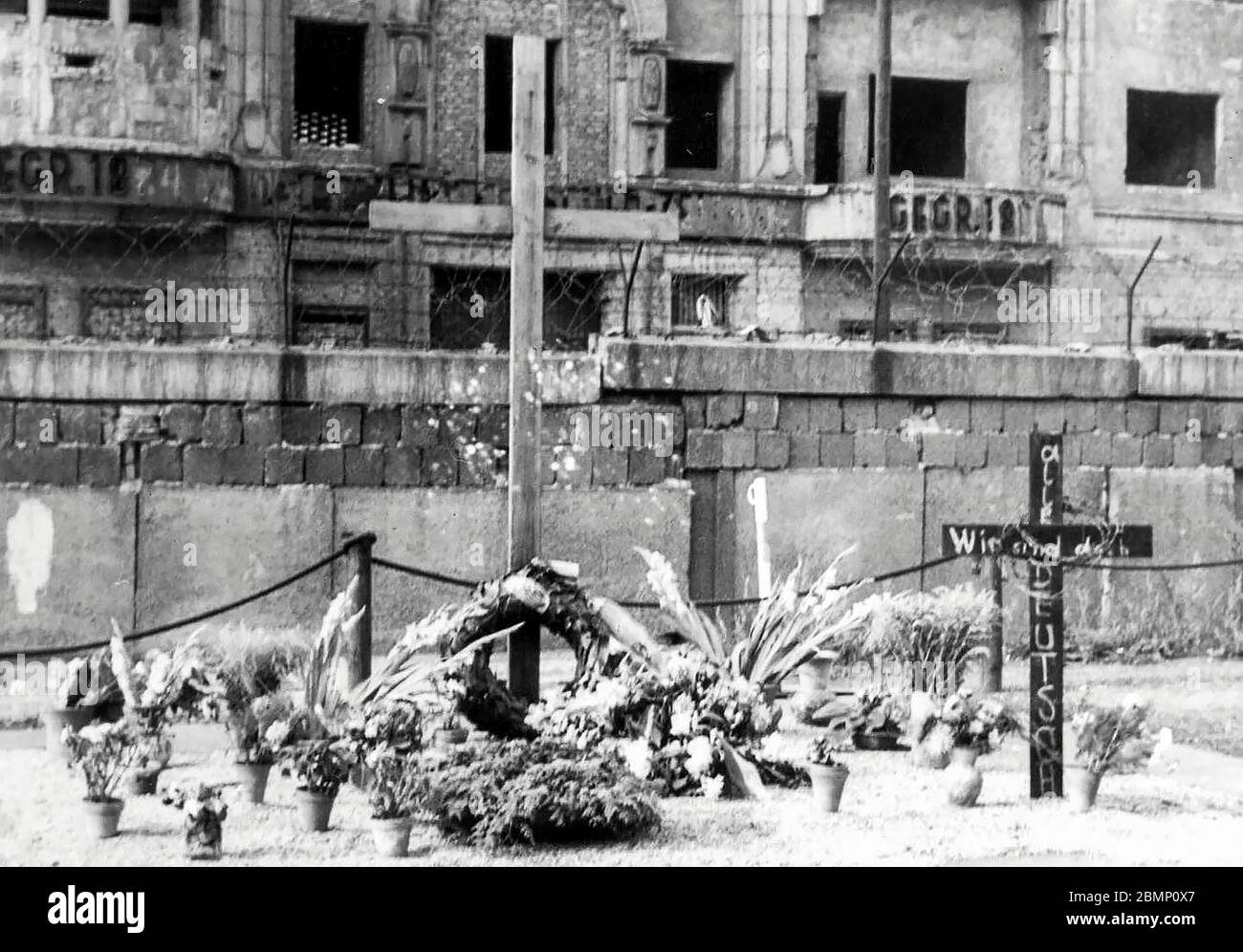 La croce di Pietro Fechter e il memoriale vicino Checkpoint Charlie nel 1963 Foto Stock