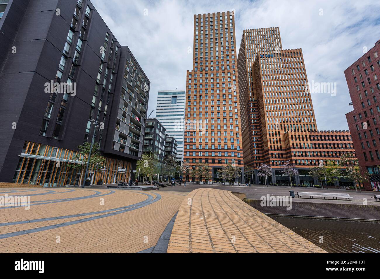 Amsterdam 29 settembre 2019 edifici a torre di vetro nel centro finanziario della città di Amsterdam in Olanda i Paesi Bassi hanno chiamato il Zuid-as e. Foto Stock