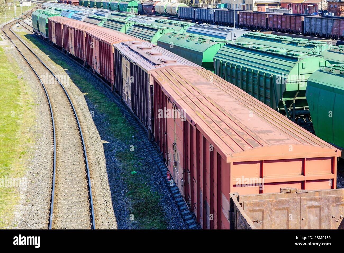 il treno merci si fissa sulla svolta a sinistra, vista dall'alto Foto Stock