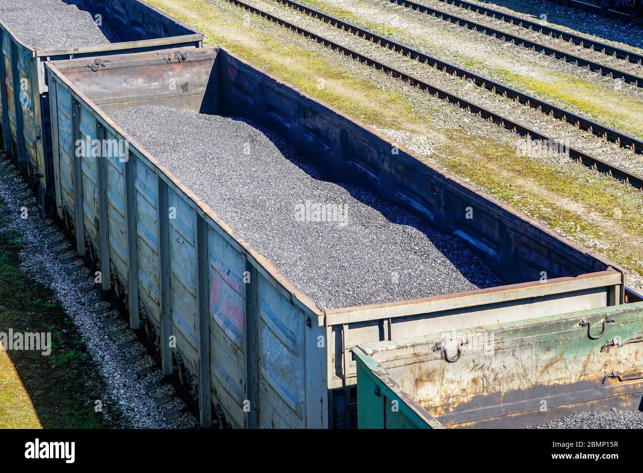 vista dall'alto dei carri ferroviari a carbone Foto Stock