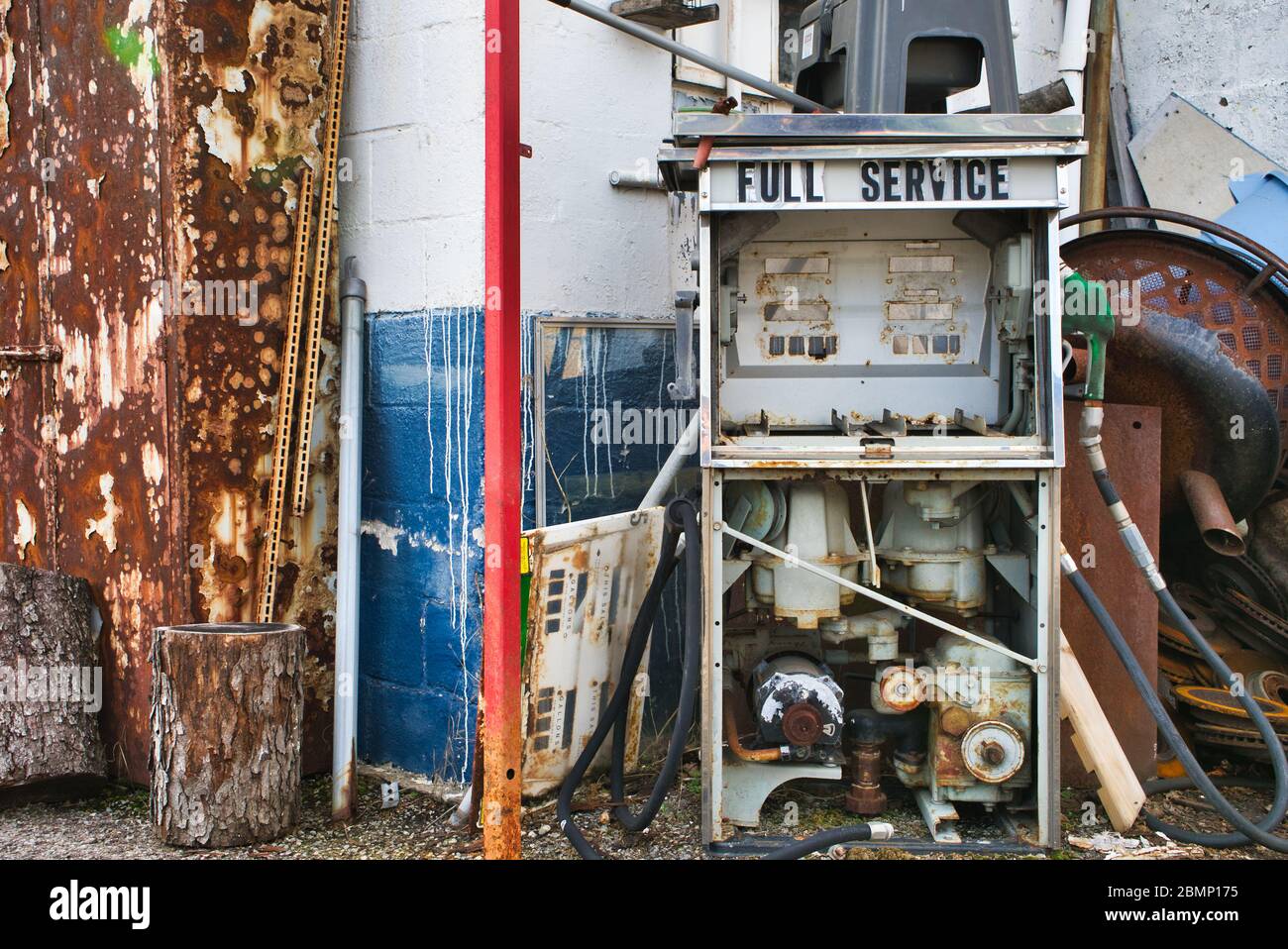 Una pompa di alimentazione/benzina a servizio completo presso una stazione di servizio abbandonata. Foto Stock