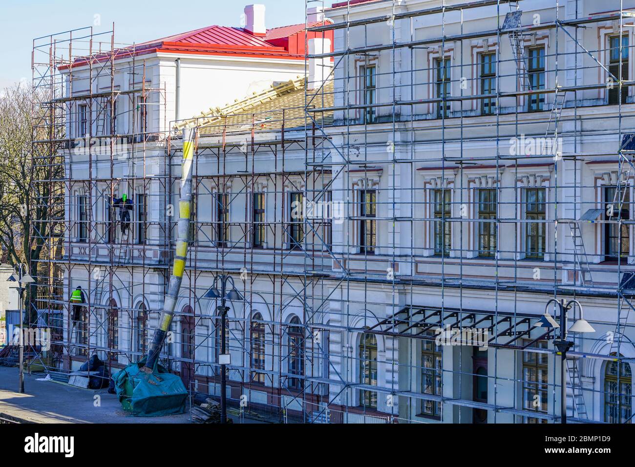 riparazione del tetto di un edificio storico, restauro e pittura della facciata Foto Stock