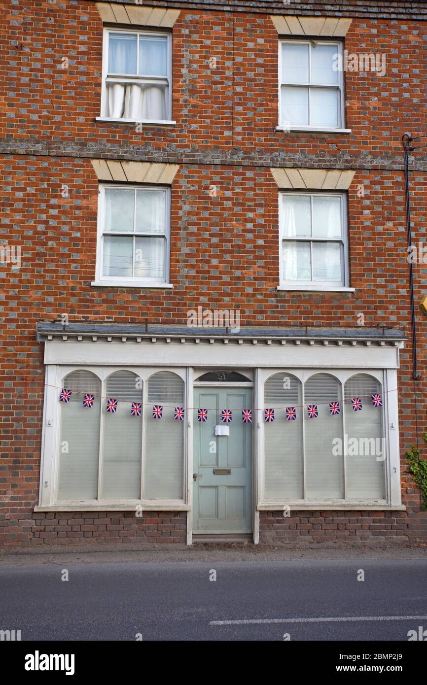 Vecchia casa vittoriana con bandiere sindacali sulla porta d'ingresso, Regno Unito Foto Stock