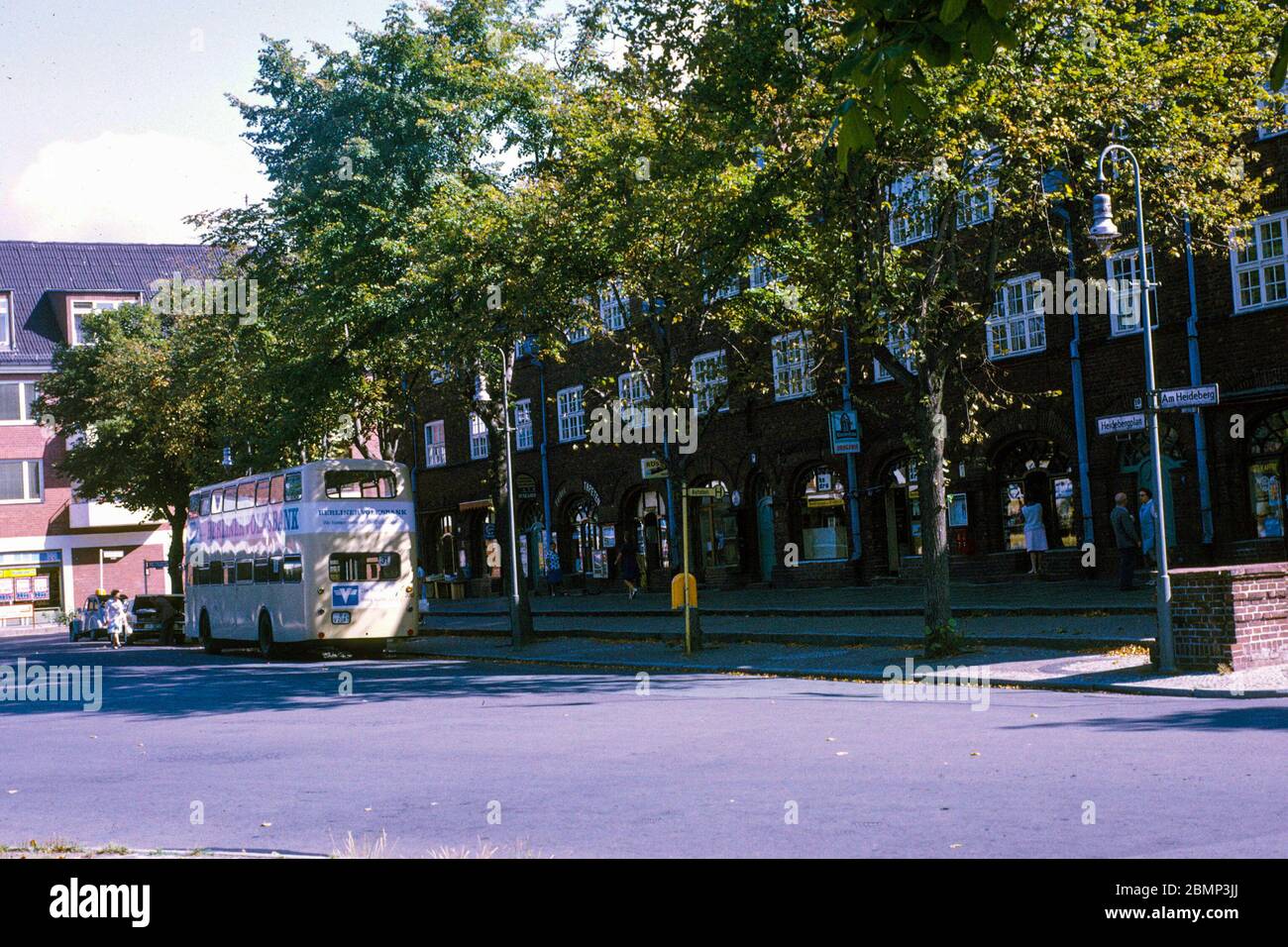 Un autobus di Berlino a Heidebergplan, a Staaken, Berlino nel 1975 Foto Stock