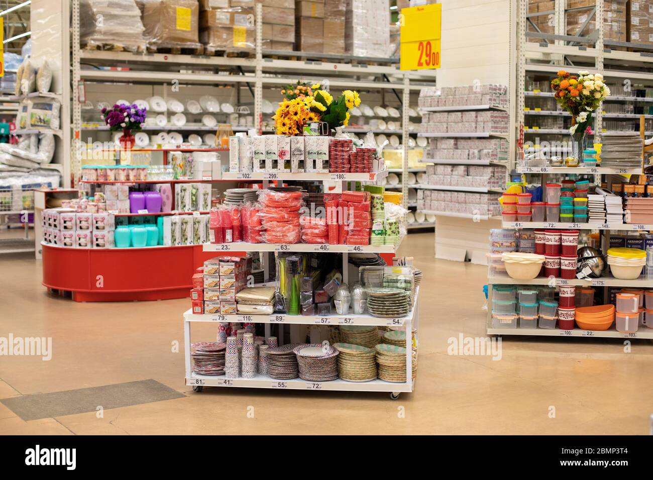 Mosca, Russia - 29 febbraio 2020: Vetrina di un ipermercato, reparto di articoli per la casa, arredo tessile da tavola. Supermercato vuoto pronto per r Foto Stock