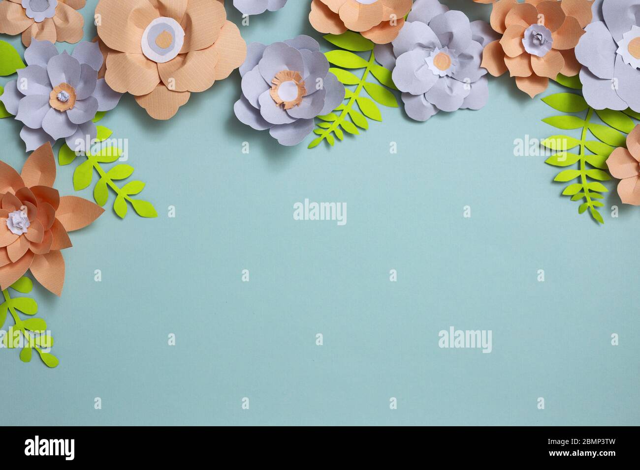 Cornice piatta di carta vintage colore fiori disegno in angolo sinistro su sfondo blu. Vista dall'alto, spazio copia, arte floreale Foto Stock