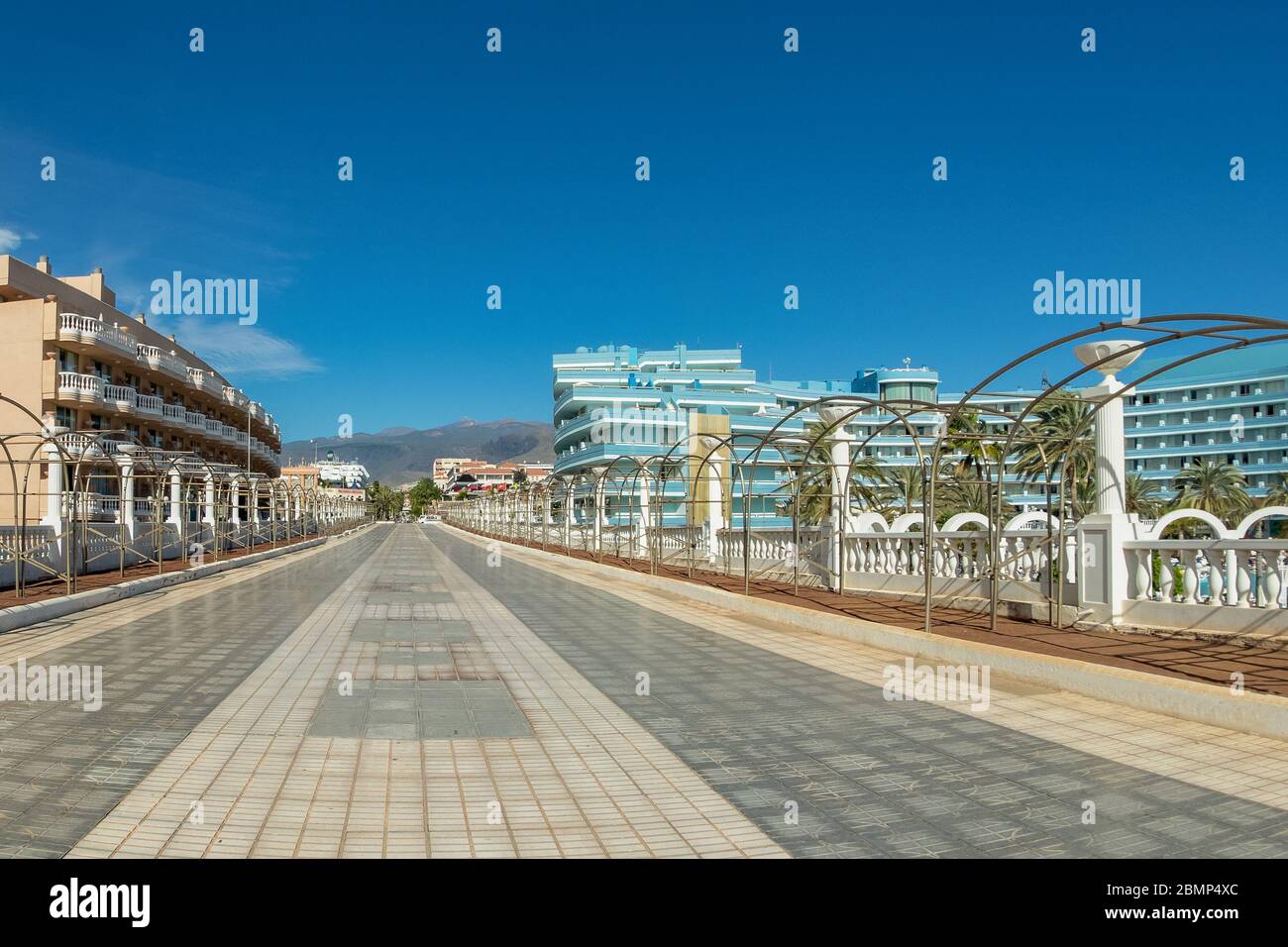 Strada pedonale completamente vuota nella località turistica Playa de las Americas. Nessun turista, tutte le persone sono in quarantena. Giornata di sole limpida. Tenero Foto Stock