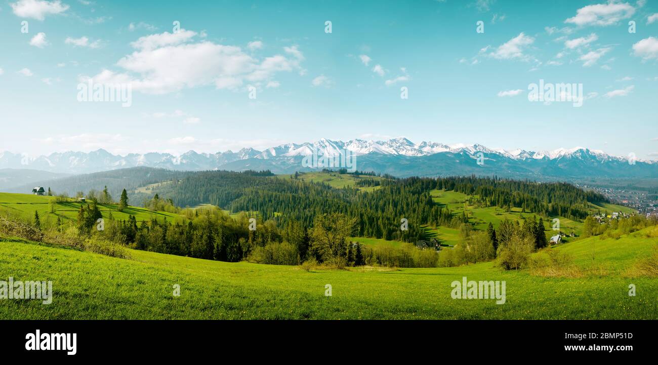 Panorama della montagna Tatra innevata sul Podhale in Polonia Foto Stock