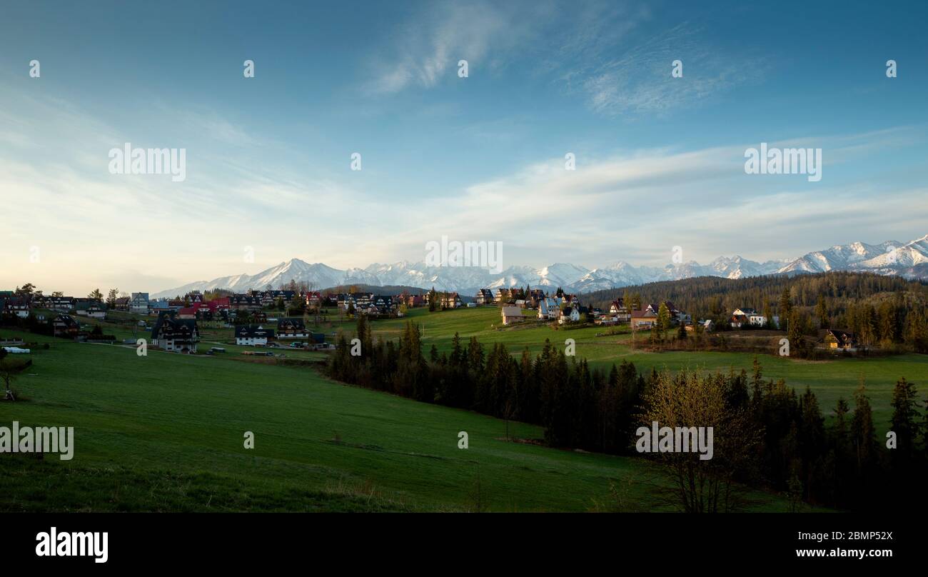 Panorama di Bukowina Tatrzanska con i monti Tatra sullo sfondo, Polonia Foto Stock