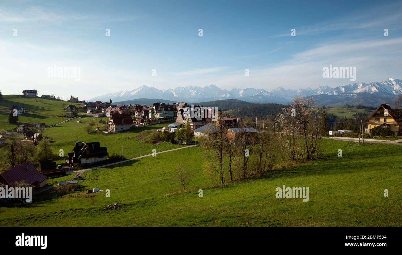 Panorama di Gliczarow Gorny con le montagne Tatra sullo sfondo, Polonia Foto Stock