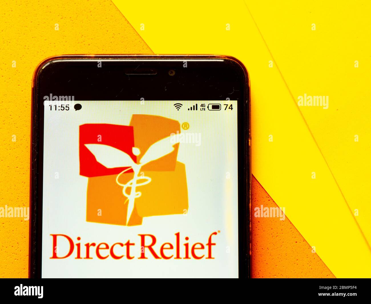 In questa illustrazione fotografica viene visualizzato un logo aziendale non profit e non partisan Direct Relief visualizzato su uno smartphone Foto Stock