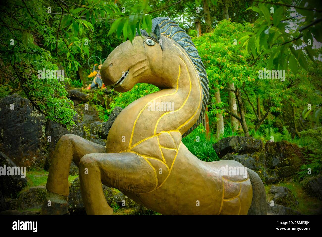 SA pa, Vietnam - 26 aprile 2018: Ingenua arte dipinta scultura in legno di un cavallo, presa in una giornata ricopertata con alberi sullo sfondo Foto Stock
