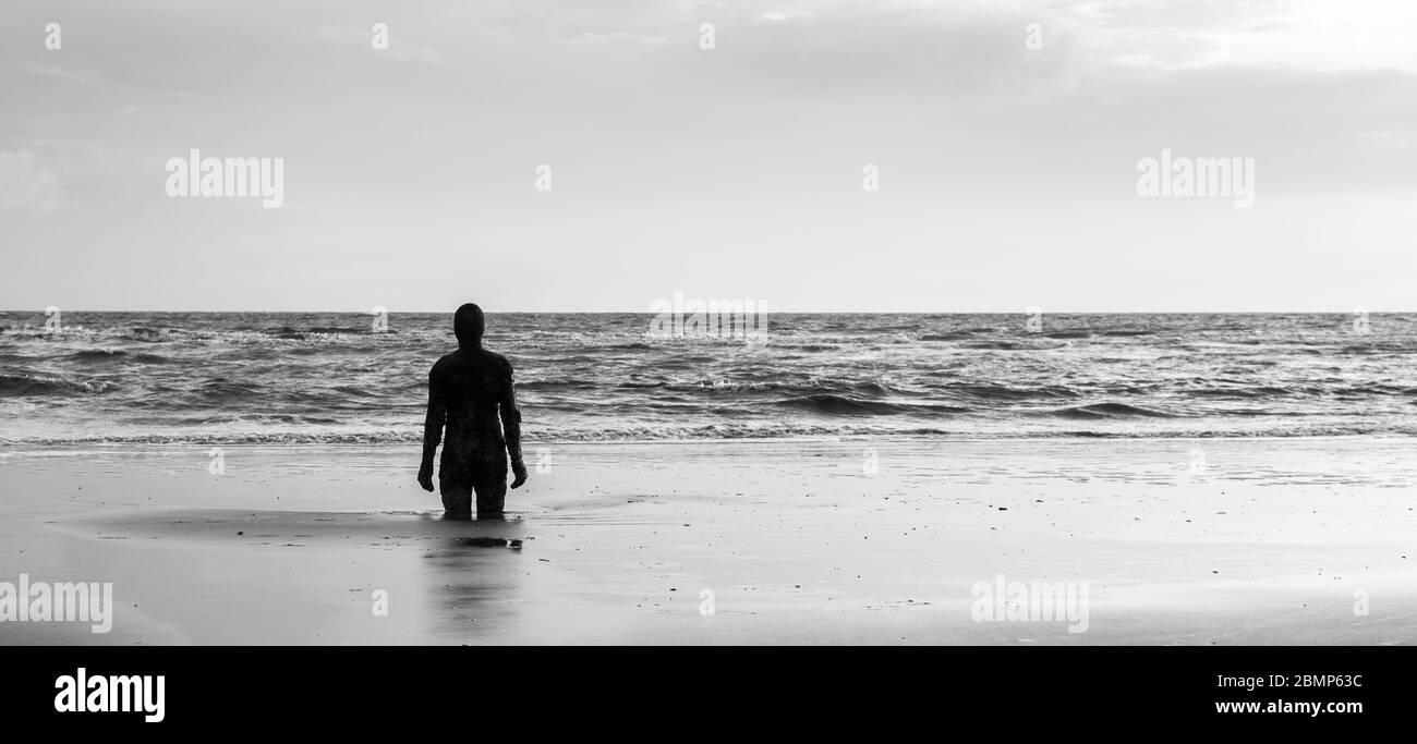 Iron Man visto sul bordo delle acque sulla spiaggia a Crosby vicino a Liverpool nel maggio 2020. Foto Stock