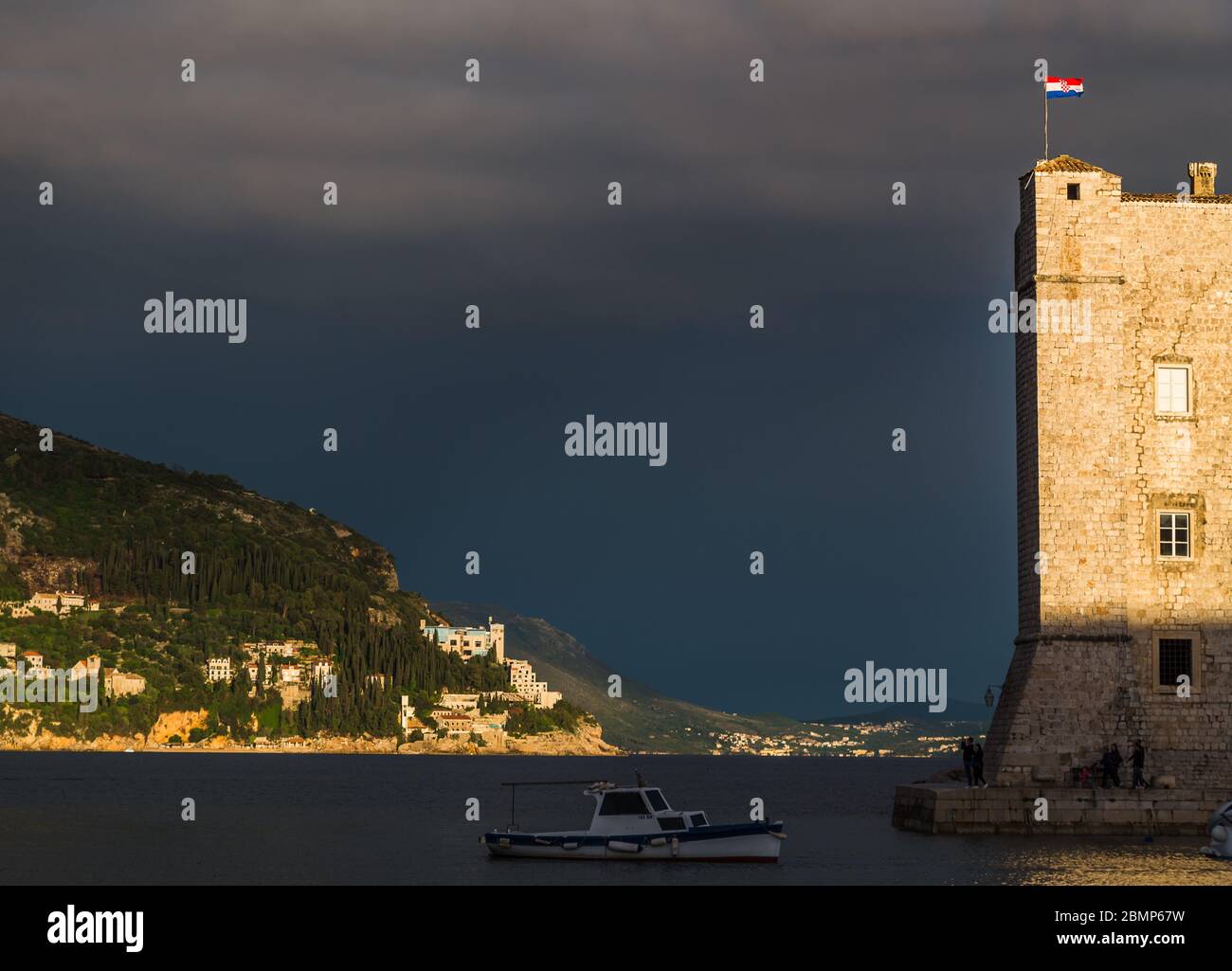 Forte St Ivana a Dubrovnik visto in luce solare impressionante dopo una doccia a pioggia. Foto Stock